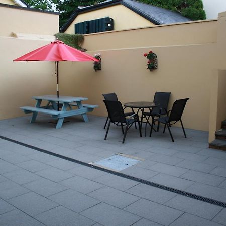 Luxury Townhouse -Free Private Parking- 2 Bedrooms Both En-Suite -Sleeps 5 - Fully Equipped Kitchen, Dining Room- Living Room With Tv Dvd Outside Courtyard With Seating - Fast Wi-Fi- 2-Minute Walk To Town Centre Килларни Экстерьер фото