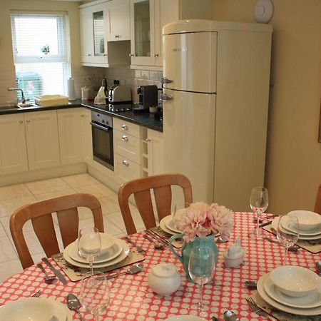 Luxury Townhouse -Free Private Parking- 2 Bedrooms Both En-Suite -Sleeps 5 - Fully Equipped Kitchen, Dining Room- Living Room With Tv Dvd Outside Courtyard With Seating - Fast Wi-Fi- 2-Minute Walk To Town Centre Килларни Экстерьер фото