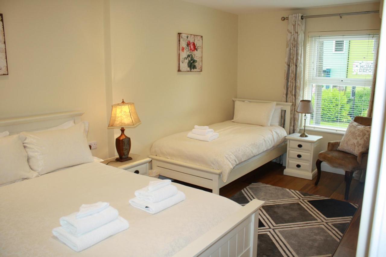 Luxury Townhouse -Free Private Parking- 2 Bedrooms Both En-Suite -Sleeps 5 - Fully Equipped Kitchen, Dining Room- Living Room With Tv Dvd Outside Courtyard With Seating - Fast Wi-Fi- 2-Minute Walk To Town Centre Килларни Экстерьер фото