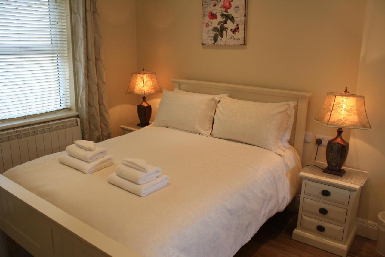 Luxury Townhouse -Free Private Parking- 2 Bedrooms Both En-Suite -Sleeps 5 - Fully Equipped Kitchen, Dining Room- Living Room With Tv Dvd Outside Courtyard With Seating - Fast Wi-Fi- 2-Minute Walk To Town Centre Килларни Экстерьер фото