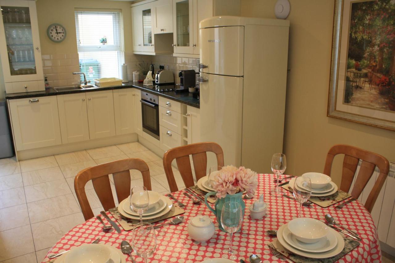 Luxury Townhouse -Free Private Parking- 2 Bedrooms Both En-Suite -Sleeps 5 - Fully Equipped Kitchen, Dining Room- Living Room With Tv Dvd Outside Courtyard With Seating - Fast Wi-Fi- 2-Minute Walk To Town Centre Килларни Экстерьер фото