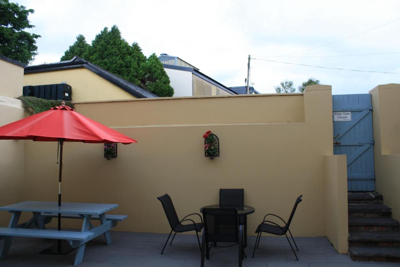 Luxury Townhouse -Free Private Parking- 2 Bedrooms Both En-Suite -Sleeps 5 - Fully Equipped Kitchen, Dining Room- Living Room With Tv Dvd Outside Courtyard With Seating - Fast Wi-Fi- 2-Minute Walk To Town Centre Килларни Экстерьер фото