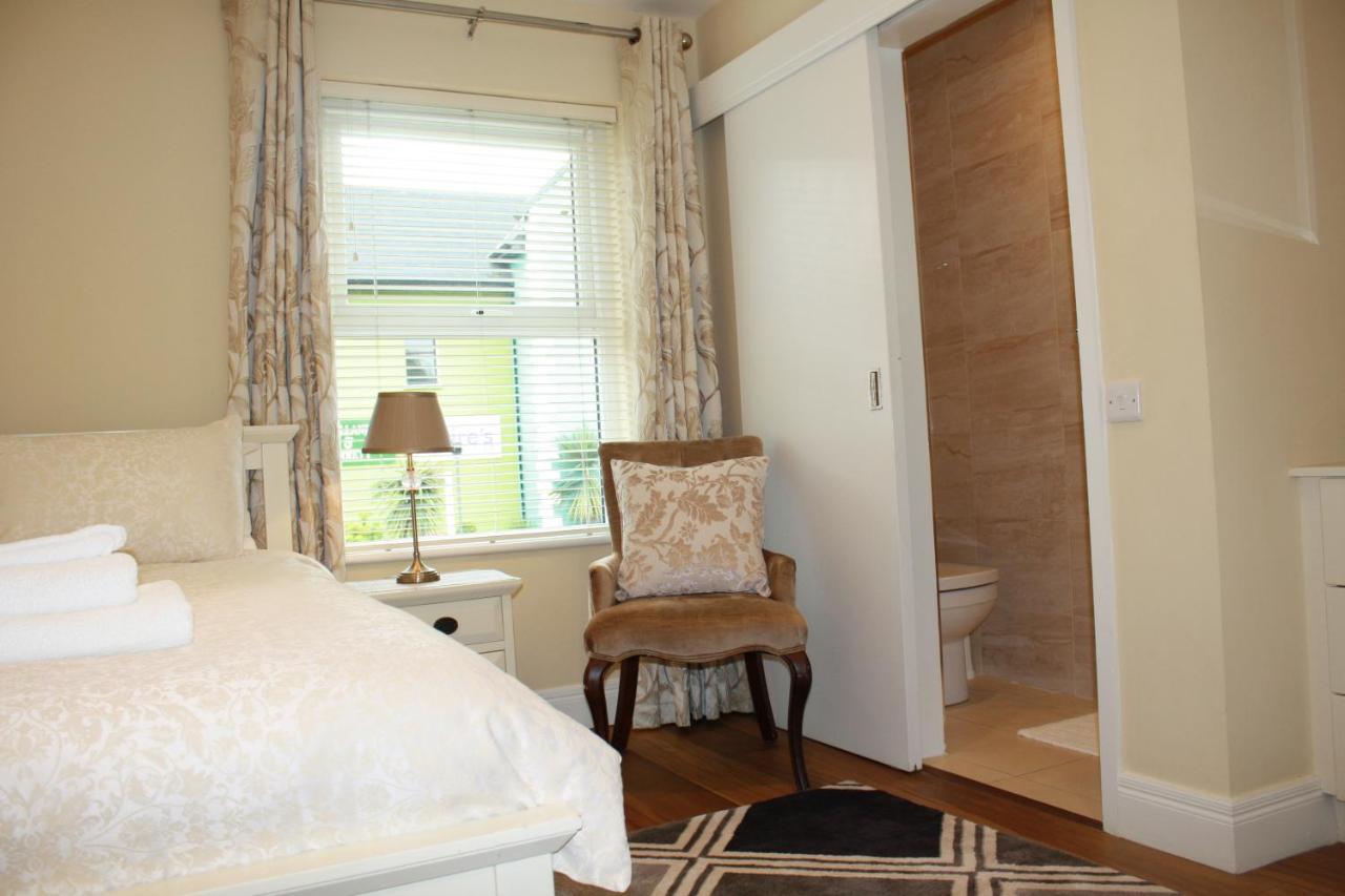 Luxury Townhouse -Free Private Parking- 2 Bedrooms Both En-Suite -Sleeps 5 - Fully Equipped Kitchen, Dining Room- Living Room With Tv Dvd Outside Courtyard With Seating - Fast Wi-Fi- 2-Minute Walk To Town Centre Килларни Экстерьер фото