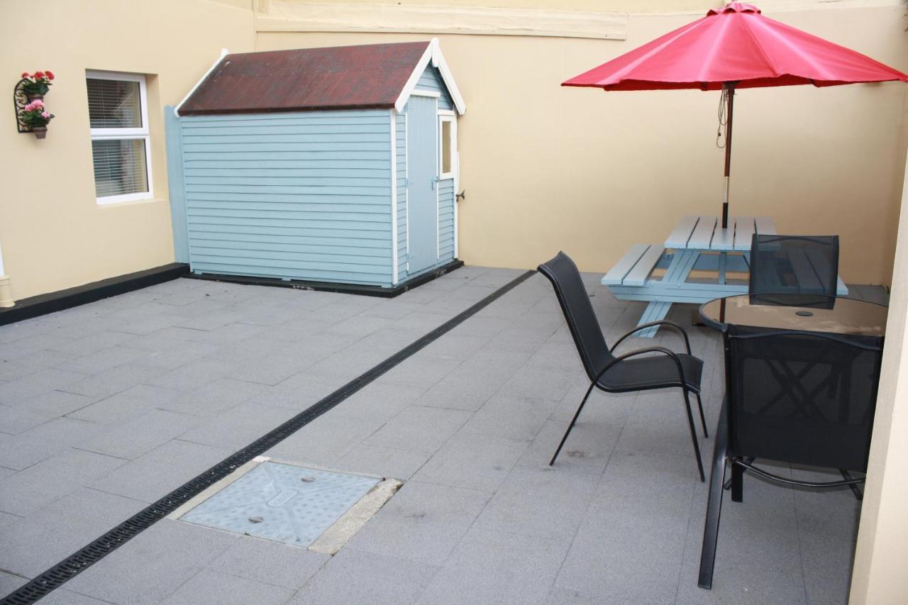 Luxury Townhouse -Free Private Parking- 2 Bedrooms Both En-Suite -Sleeps 5 - Fully Equipped Kitchen, Dining Room- Living Room With Tv Dvd Outside Courtyard With Seating - Fast Wi-Fi- 2-Minute Walk To Town Centre Килларни Экстерьер фото